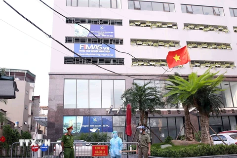 Tòa chung cư Viễn Đông Star (số 1 phố Giáp Nhị, quận Hoàng Mai, Hà Nội) được lực lượng chức năng phong tỏa sau khi 1 cư dân sinh sống ở đây dương tính với SARS-CoV-2. (Ảnh: Phạm Kiên/TTXVN)