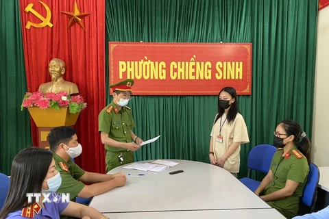 Cơ quan Cảnh sát điều tra, Công an tỉnh Sơn La thi hành các quyết định đối với Trần Nguyễn Diệp Anh. (Ảnh: TTXVN phát)