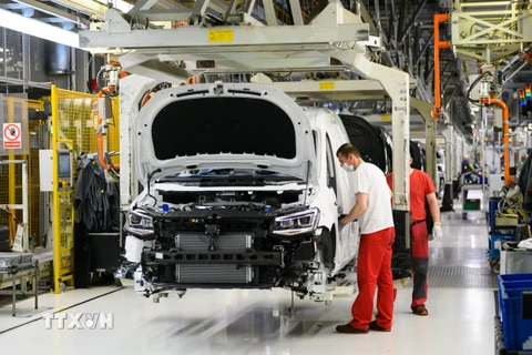 Công nhân làm việc tại nhà máy sản xuất ô tô của hãng Volkswagen ở Poznan, Ba Lan, ngày 27/4/2020. (Ảnh: PAP/TTXVN)