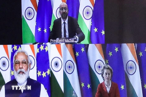 Chủ tịch Hội đồng châu Âu Charles Michel (trên), Thủ tướng Ấn Độ Narendra Modi (trái), Chủ tịch Ủy ban châu Âu Ursula von der Leyen (phải) tại một cuộc họp trực tuyến. (Ảnh: AFP/TTXVN)