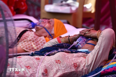 Bệnh nhân COVID-19 được hỗ trợ thở oxy tại Indirapuram, Ấn Độ, ngày 7/5/2021. (Ảnh: THX/TTXVN)
