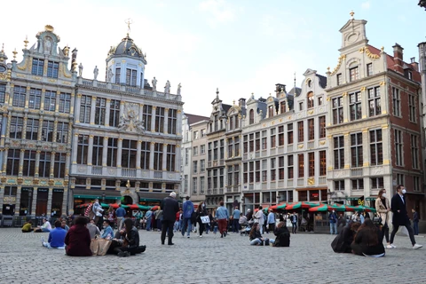 Trung tâm thủ đô Brussels ngày cuối tuần khi các hàng quán được phép phục vụ khách ngoài trời. (Ảnh: Hương Giang/Vietnam+)