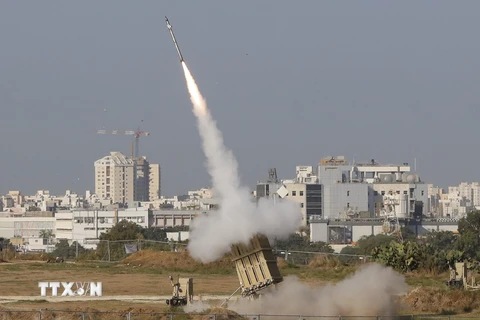 Tên lửa được phóng từ hệ thống phòng thủ tên lửa Vòm Sắt ở thành phố Ashdod, Israel ngày 12/11/2019. (Ảnh: AFP/TTXVN)