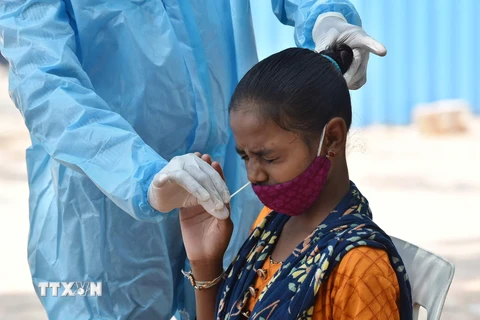 Nhân viên y tế lấy mẫu xét nghiệm COVID-19 cho người dân tại Hyderabad, Ấn Độ, ngày 11/5/2021. (Ảnh: THX/TTXVN)