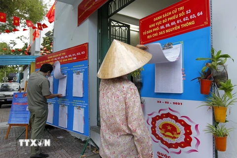 Cử tri phường 9, Quận 3 kiểm tra danh sách tại khu vực bỏ phiếu số 53, đường Bà Huyện Thanh Quan. (Ảnh: Thanh Vũ/TTXVN)