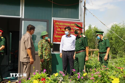 Thiếu tướng Nguyễn Trường Thắng, Tư lệnh Quân khu 7 lkiểm tra tuyến biên giới huyện Mộc Hóa. (Ảnh: Thanh Bình/TTXVN)