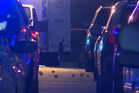 [Video] Mỹ: Đấu súng giữa hai băng nhóm tội phạm, 9 người bị thương