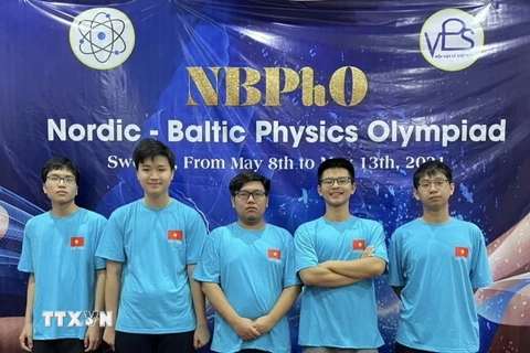  Đội tuyển học sinh Hà Nội tham dự kỳ thi Olympic vật lý Bắc Âu - Baltic năm 2021. (Ảnh: TTXVN phát)