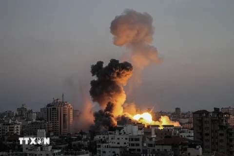 Khói lửa bốc lên trong các cuộc oanh tạc của máy bay Israel xuống thành phố Gaza ngày 14/5/2021. (Ảnh: THX/TTXVN) 