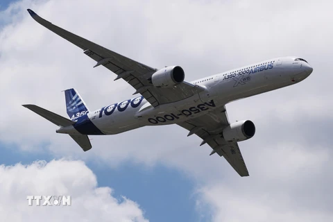 Máy bay A350-1000 của hãng Airbus.(Ảnh: THX/TTXVN)