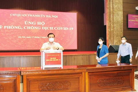 Bí thư Thành ủy Hà Nội Đinh Tiến Dũng cùng lãnh đạo Thành phố tham gia ủng hộ Quỹ phòng, chống dịch COVID-19. (Ảnh: chinhphu.vn)
