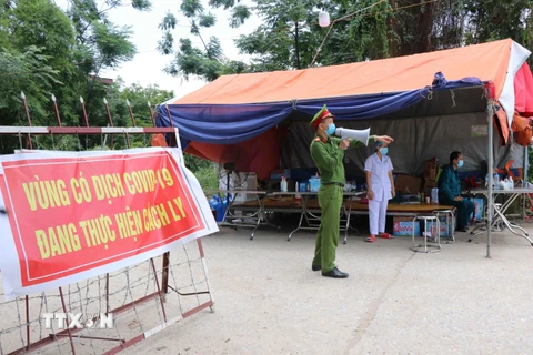 Chốt kiểm soát dịch bệnh COVID-19 tại xã Mão Điền, huyện Thuận Thành, tỉnh Bắc Ninh. (Ảnh: Thanh Thương/TTXVN)