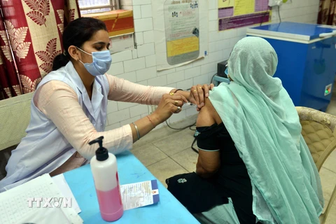 Nhân viên y tế tiêm vaccine ngừa COVID-19 cho người dân tại New Delhi, Ấn Độ ngày 15/5/2021. (Ảnh: THX/TTXVN)