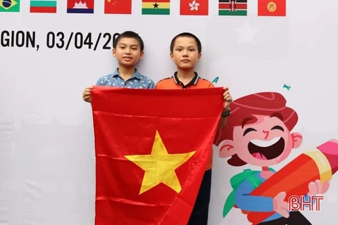 Đoàn Xuân Quốc Anh (bên trái) và Đặng Tiến Đạt chụp ảnh lưu niệm khi tham gia vòng chung kết được tổ chức tại Hà Nội vào tháng Ba vừa qua. (Ảnh: baohatinh.vn)