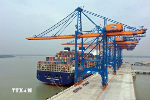 Tàu container CMA CGM CORTE REAL tải trọng 165.375 DWT, có chiều dài 365,5m cập cảng GERMALINK (Bà Rịa-Vũng Tàu) bốc dỡ hàng hóa. (Ảnh: TTXVN phát)