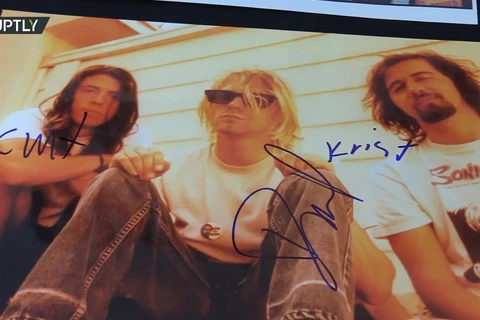 [Video] 6 sợi tóc của Kurt Cobain được bán với giá 325 triệu đồng