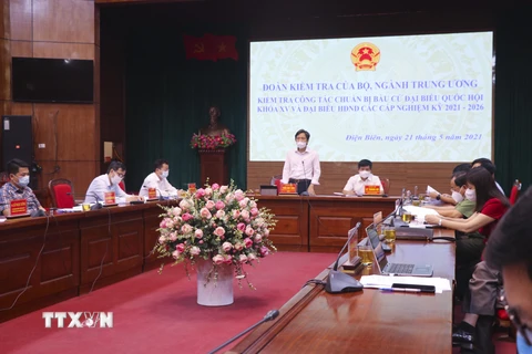 Thứ trưởng Bộ Nội vụ Trần Anh Tuấn làm việc với lãnh đạo tỉnh Điện Biên. (Ảnh: Xuân Tư/TTXVN)