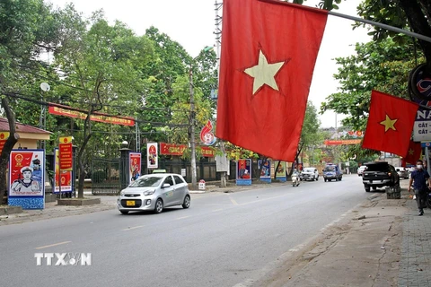 Đường phố huyện miền núi Thanh Sơn, Phú Thọ, được trang hoàng lộng lẫy chào mừng ngày bầu cử đại biểu Quốc hội khoá XV và HĐND các cấp nhiệm kỳ 2021-2026. (Ảnh: Trung Kiên/TTXVN)