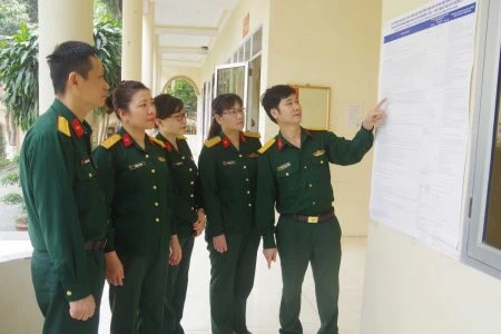 Cán bộ, nhân viên cơ quan Bộ Chỉ huy Quân sự tỉnh Tuyên Quang, Quân khu 2 nghiên cứu lịch trình, thời gian bầu cử. (Ảnh: dangcongsan.vn)