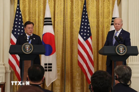 Tổng thống Mỹ Joe Biden (phải) và Tổng thống Hàn Quốc Moon Jae-in (trái) họp báo sau cuộc gặp ở Washington, Mỹ, ngày 21/5/2021. (Ảnh: YONHAP/TTXVN)