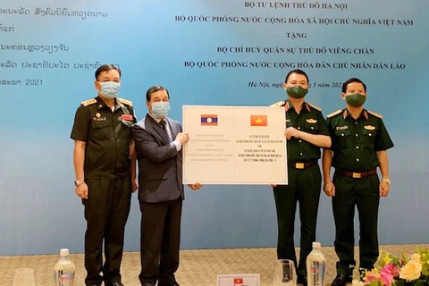 Lãnh đạo Bộ Tư lệnh Thủ đô Hà Nội trao hỗ trợ vật tư y tế cho Bộ Chỉ huy quân sự Thủ đô Vientiane. (Nguồn: hanoimoi.com.vn)
