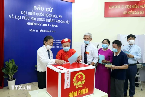 Cử tri bỏ phiếu tại khu vực bỏ phiếu số 4, phường Vĩnh Phúc, Quận Ba Đình, Hà Nội. (Ảnh: Phạm Kiên/TTXVN)