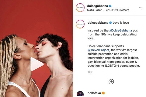 Ảnh chụp màn hình ngày 24/5/2021 cho thấy quảng cáo của Dolce & Gabbana hiển thị trên Instagram mô tả một cặp đôi đồng giới đang hôn nhau. (Nguồn: Reuters)