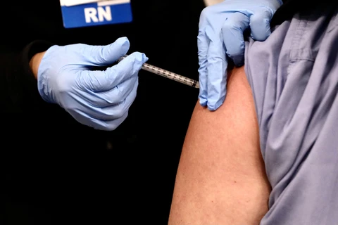 Tiêm chủng vaccine ngừa COVID-19 tại Los Angeles , Mỹ, ngày 18/12/2020. (Ảnh: THX/TTXVN)