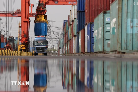 Bốc dỡ container hàng hóa tại cảng Đường Sơn, tỉnh Hà Bắc, Trung Quốc, ngày 16/4/2021. (Ảnh: THX/TTXVN)