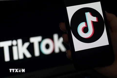 Biểu tượng của ứng dụng chia sẻ video Tik Tok trên màn hình điện thoại thông minh ở Paris, Pháp. (Ảnh: AFP/TTXVN)