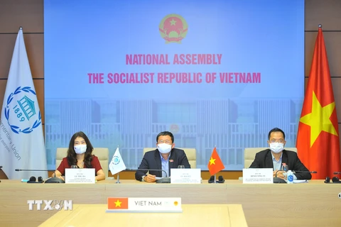 Đoàn đại biểu Quốc hội Việt Nam tham dự lễ bế mạc trực tuyến. (Ảnh: Minh Đức/TTXVN)