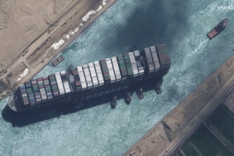 Tàu MV Ever Given bị mắc kẹt trên kênh đào Suez của Ai Cập ngày 29/3/2021. (Ảnh: AFP/TTXVN)