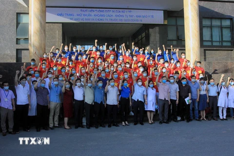 Đoàn cán bộ, sinh viên tình nguyện trường Đại học Y Dược Thái Bình lên đường nhận nhiệm vụ tham gia công tác phòng, chống dịch COVID-19 tại Bắc Giang. (Ảnh: Thế Duyệt/TTXVN)
