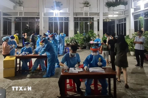 Lực lượng y tế lấy mẫu xét nghiệm COVID-19 cho người dân phường 15, quận Gò Vấp, Thành phố Hồ Chí Minh. (Ảnh: TTXVN phát)