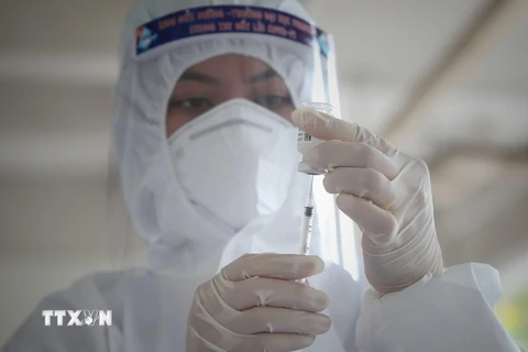 Tiêm vaccine phòng COVID-19 tiêm cho công nhân tại tỉnh Bắc Giang. (Ảnh: Danh Lam-TTXVN)