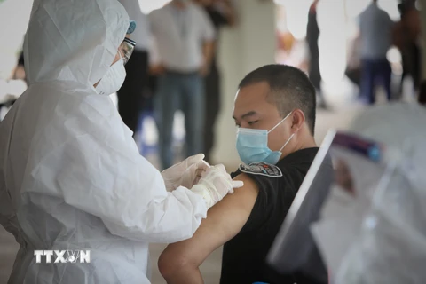 Tiêm vaccine phòng COVID-19 cho công nhân trong khu công nghiệp tại Bắc Giang. (Ảnh: Danh Lam/TTXVN)