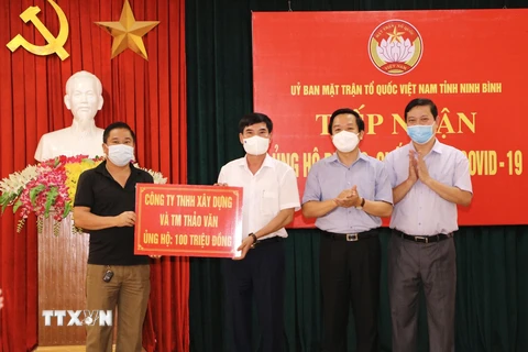 Ủy ban MTTQ Việt Nam tỉnh Ninh Bình tiếp nhận ủng hộ từ doanh nghiệp trên địa bàn. (Ảnh: Đức Phương/TTXVN)