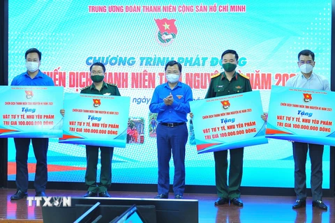Các đơn vị trao tặng kinh phí và nhu yếu phẩm cho hoạt động Chiến dịch “Thanh niên tình nguyện hè năm 2021” cho Trung ương Đoàn Thanh niên Cộng sản Hồ Chí Minh. (Ảnh: Minh Đức/TTXVN)