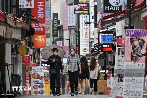 Phố mua sắm Myeongdong ở Seoul, Hàn Quốc. (Ảnh: AFP/TTXVN)