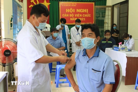 Các nhân viên y tế tiêm vaccine phòng COVID-19 cho người dân tại Trung tâm Y tế Quân dân Y huyện Côn Đảo tuân thủ nghiêm ngặt quy trình của Bộ Y tế. (Ảnh: TTXVN)