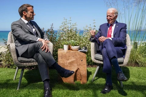 Tổng thống Mỹ Joe Biden và và người đồng cấp Pháp Emmanuel Macron tham dự cuộc họp song phương bên lệ Hội nghị thượng đỉnh G7 ở Vịnh Carbis, Cornwall. (Nguồn: Reuters)