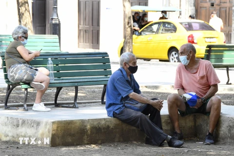 Người dân đeo khẩu trang phòng dịch COVID-19 tại La Habana, Cuba ngày 29/5/2021. (Ảnh: THX/TTXVN)