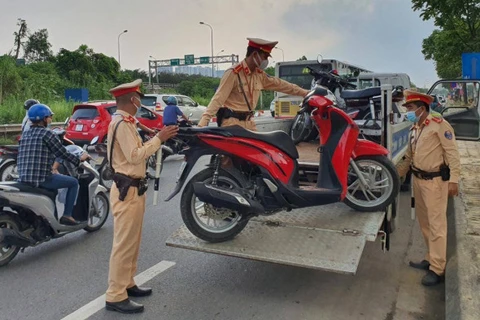 Đội CSGT 11 (Hà Nội) tạm giữ xe máy đi vào cao tốc Đại lộ Thăng Long. (Nguồn: atgt.vn)