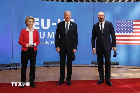 Chủ tịch Ủy ban châu Âu Ursula von der Leyen (trái), Tổng thống Mỹ Joe Biden (giữa) và Chủ tịch Hội đồng châu Âu Charles Michel (phải) tại cuộc gặp ở Brussels, Bỉ ngày 15/6/2021. (Ảnh: THX/TTXVN)