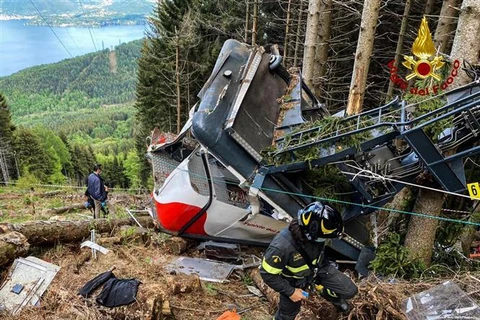 Khoảnh khắc cáp treo ở Italy rơi xuống đất khiến 14 người tử vong