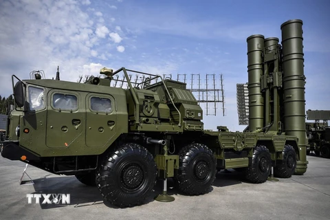 Hệ thống phòng không S-400 của Nga được giới thiệu tại một diễn đàn kỹ thuật quân sự ở Moskva ngày 22/8/2017. (Ảnh: AFP/TTXVN)