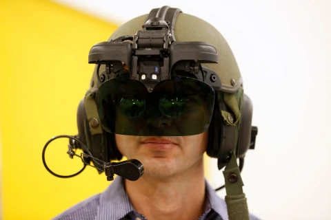 Một nhân viên đeo IronVision, hệ thống hiển thị mũ bảo hiểm 360 độ dành cho lính xe tăng, trong buổi thuyết trình tại công ty công nghiệp quốc phòng Elbit Systems ở Netanya, Israel, ngày 8/6/2016. (Nguồn: Reuters)