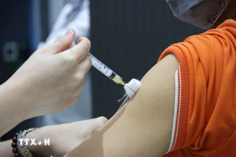 Tiêm vaccine phòng COVID-19 cho người lao động tại TP Hồ Chí Minh. (Ảnh: Thanh Vũ/TTXVN)