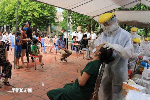 Lấy mẫu xét nghiệm SARS-CoV-2 cho người dân thành phố Bắc Ninh. (Ảnh: Thanh Thương/TTXVN)