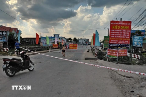 Các cửa ngõ vào phường Tân Phước Khánh, thị xã Tân Uyên, tỉnh Bình Dương đã phong tỏa toàn bộ kể từ ngày 20/6/2021. (Ảnh: Chí Tưởng/TTXVN)
